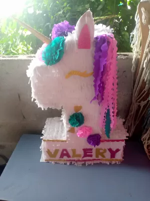 PiÃ±ata en forma del nÃºmero 1 con temÃ¡tica de unicornio